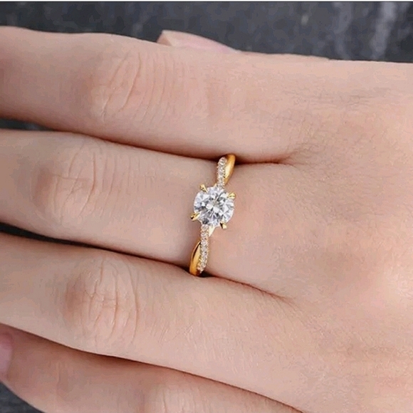 New Gorgeous 18K Yellow Gold Plated Ring - Picture 8 of 8